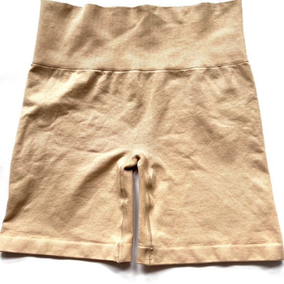Aritzia TNA Body Hi-Rise Biker Shorts Beige 7" Inseam New With Tags Stretchy - Picture 1 of 4